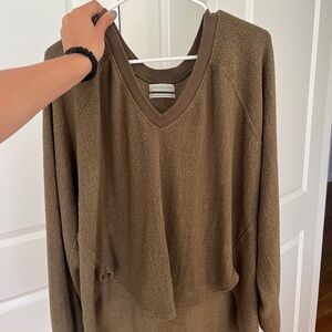 URBAN OUTFITTERS | OLIVE GREEN SWEATER